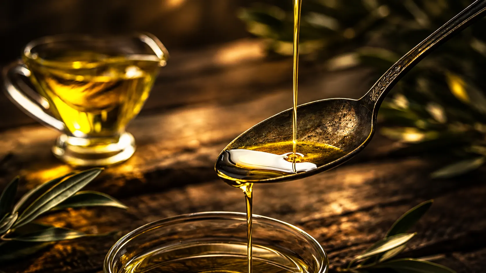Huile d’olive versée à la cuillère